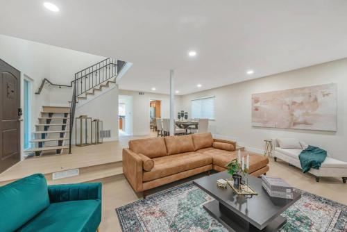 Luxe Home Steps from Mall and Downtown Escape
