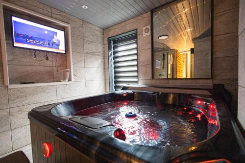 Sizzling London Studio with Jacuzzi & Private Bath, Londres