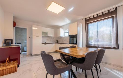virtuve, Beautiful Home In Gracac in Gracac