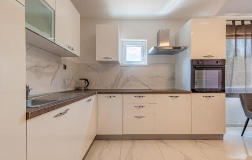virtuve, Beautiful Home In Gracac in Gracac