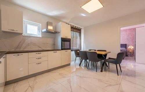 virtuve, Beautiful Home In Gracac in Gracac