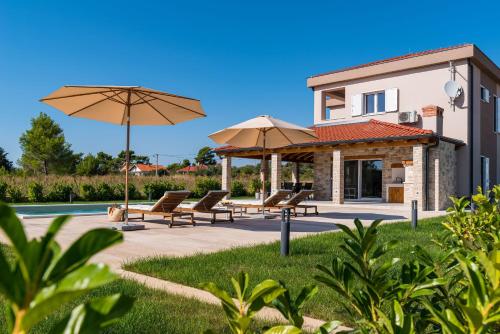 Exterior view, Exceptional Villa Idalia near ZADAR, NIN & QUEENS BEACH, Heated Pool, Privacy in Ninski Stanovi