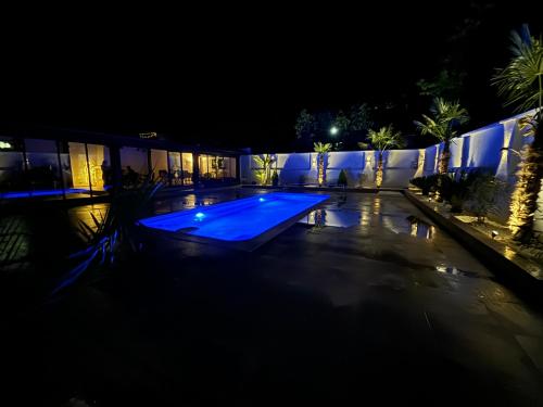 Apartment with Pool View 