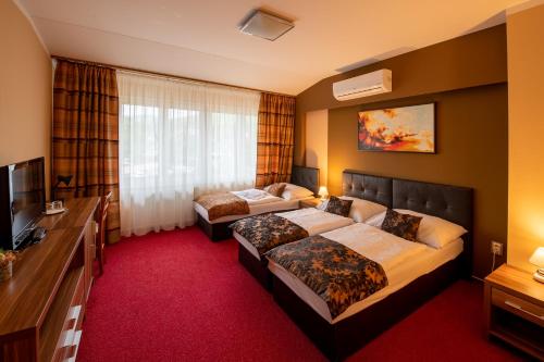 1 queen bed, 1 twin bed