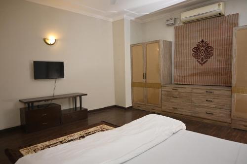 ownstay chhatarpur