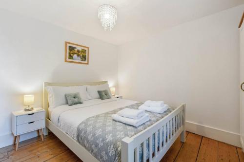 2-BR Cosy Retreat, with Garden, central Winchester by Blue Puffin Stays