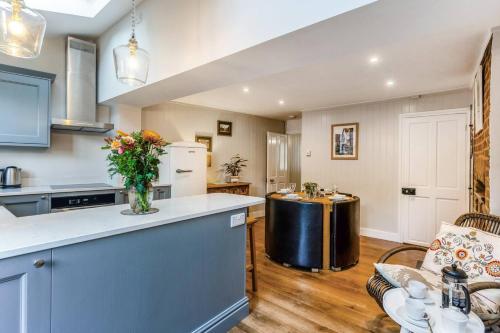 2-BR Cosy Retreat, with Garden, central Winchester by Blue Puffin Stays