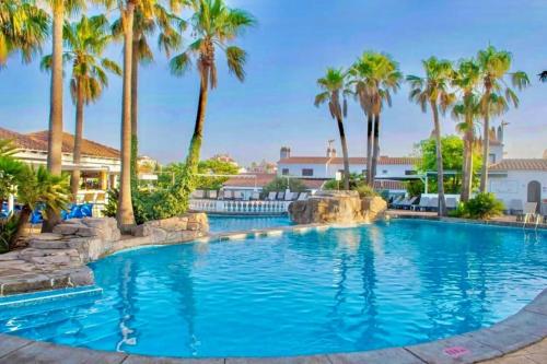 Enjoy Cala Porter en complejo vacacional. 1