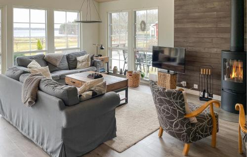 Lovely Home In Glanshammar With Kitchen in Glanshammar