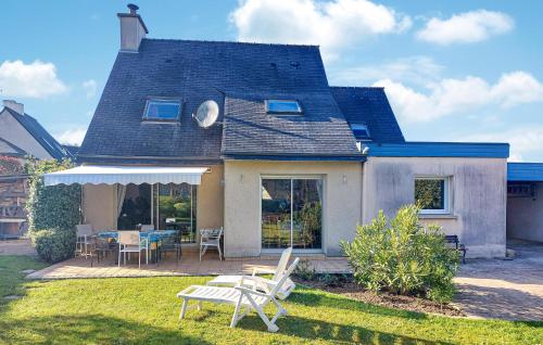 Cozy Home In Locqunol With Kitchen