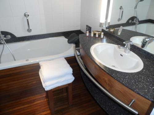 Standard Double Room image 6