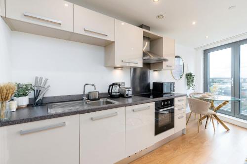 Exclusive Apartment - Free Parking -WiFi Netflix- Juliet Balcony -Fully Equipped for Extended Stays, Leeds (Foto 3)