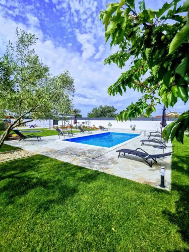 Holiday home Aprilis with pool, jacuzzi and sauna - Location, gîte - Galovac