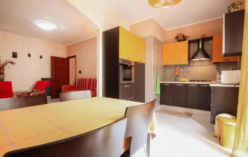 кухня, 2 Bedroom Beautiful Apartment In Senerchia in Олівето Сітра