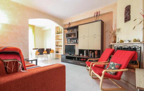 2 Bedroom Beautiful Apartment In Senerchia in Олівето Сітра