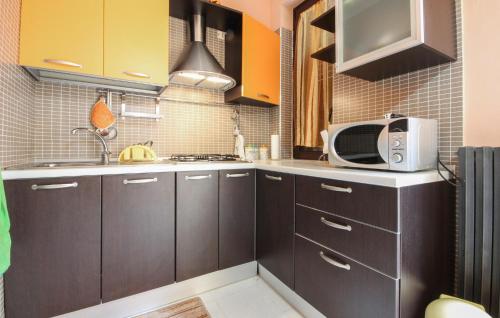 кухня, 2 Bedroom Beautiful Apartment In Senerchia in Олівето Сітра
