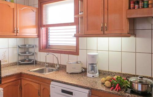 Awesome apartment in Torrevieja w/ Outdoor swimming pool WiFi and 2 Bedrooms - image 8