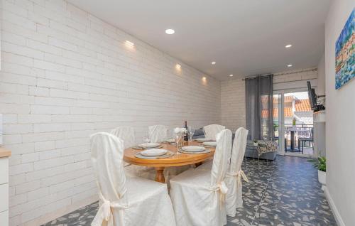 2 Bedroom Lovely Apartment In Makarska