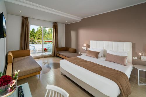 1 queen bed, 2 twin beds