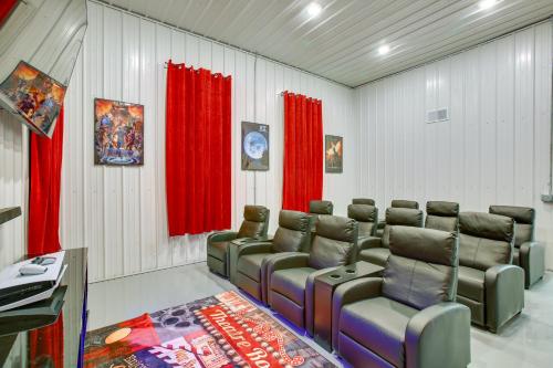 Group Getaway in Cadillac about 4 Mi to State Park! in Cadillac, USA