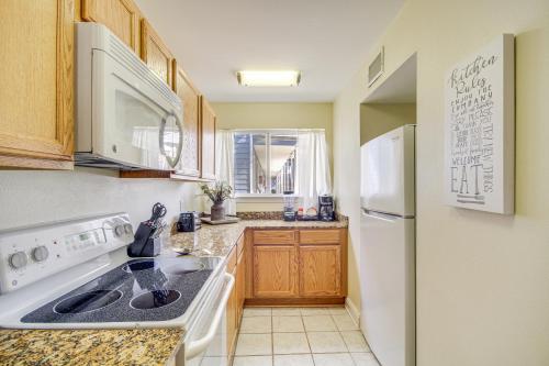 Airy Biloxi Condo with Patio Walk to Beach! in Biloxi, USA