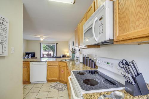 Airy Biloxi Condo with Patio Walk to Beach! in Biloxi, USA