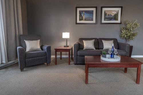 Two-Bedroom Suite with Two Queen Beds image 4