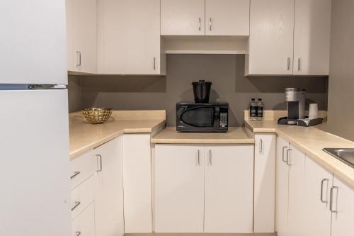 Two-Bedroom Suite with Two Queen Beds image 8