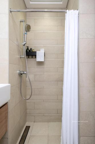 10mins from Dubai Mall Studio with a Large Balcony - image 11