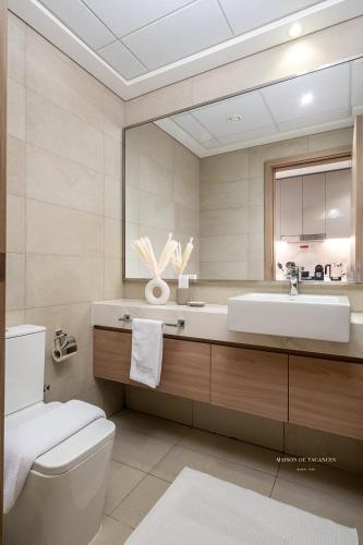 10mins from Dubai Mall Studio with a Large Balcony - image 10