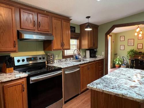Hocking Hills Cabin-Private Hot Tub, Hiking, Caves in Rockbridge, USA