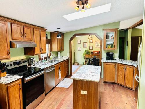 Hocking Hills Cabin-Private Hot Tub, Hiking, Caves in Rockbridge, USA