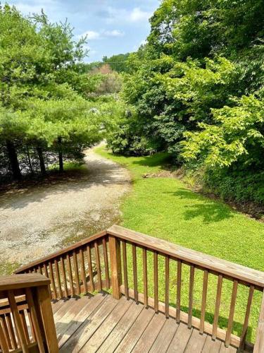 Hocking Hills Cabin-Private Hot Tub, Hiking, Caves in Rockbridge, USA