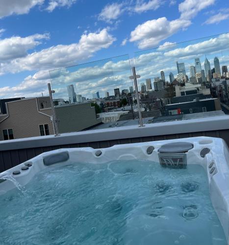 Luxury Hot Tub Four Seasons
