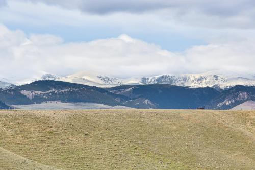 2 Mi to Dtwn Buffalo Mtn-View Retreat with Patio! in Buffalo (WY)