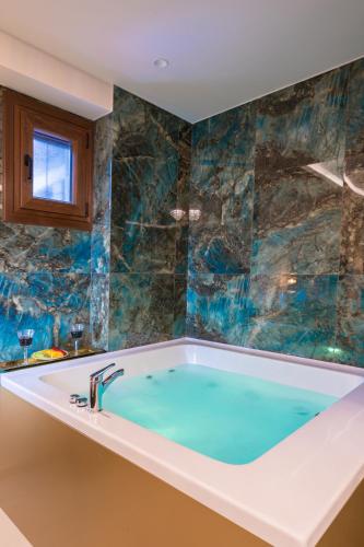 온수 욕조, FLOARA DI MUNTE Forest Luxury Suites in 멧소보