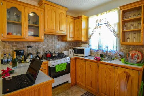 River Breeze Villa, 5 minutes to beach and town in ซูฟรีแยร์