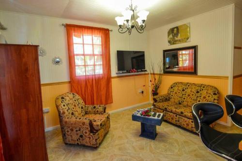 River Breeze Villa, 5 minutes to beach and town in ซูฟรีแยร์