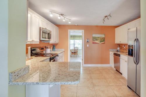 Ormond Beach Bungalow Close to Ocean and Daytona in Ormond Beach, USA