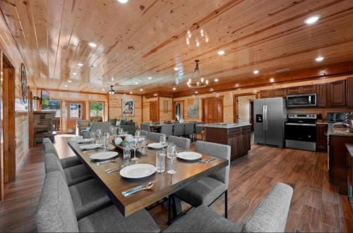 Grace Heaven Stunning Mountain Resort Sleeps 20 in Sevierville, USA