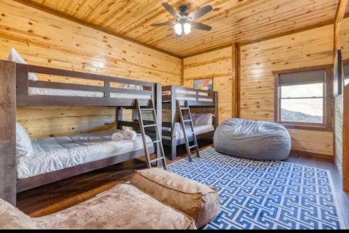 Grace Heaven Stunning Mountain Resort Sleeps 20 in Sevierville, USA