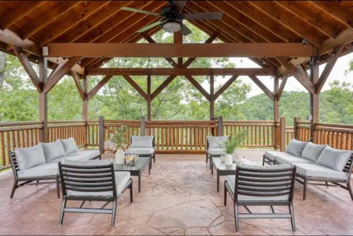 Grace Heaven Stunning Mountain Resort Sleeps 20 in Sevierville, USA