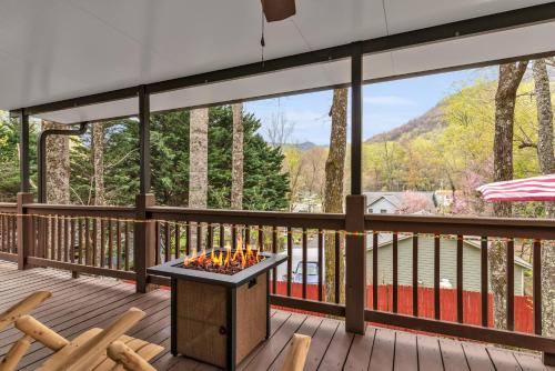 Soco Serene Cabin in the Heart of Maggie Valley in Maggie Valley, USA