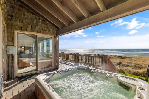 Impressive Westport Oceanfront Home Walk to Beach in Westport, Vereinigte Staaten von Amerika