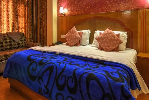 Hotel King Palace - Nature-Valley-Luxury-Room - Prime Location with Parking Facilities