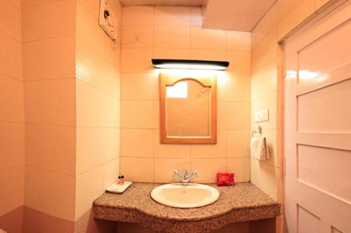 Goroomgo Kalra Regency - Best Hotel Near Mall Road with Parking Facilities - Luxury Room Mountain View