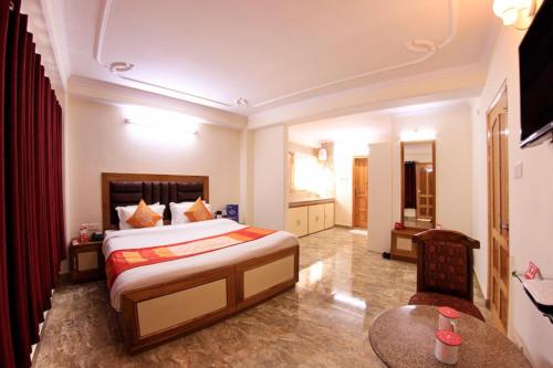 Goroomgo Kalra Regency - Best Hotel Near Mall Road with Parking Facilities - Luxury Room Mountain View