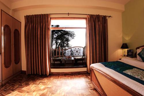 Goroomgo Kalra Regency - Best Hotel Near Mall Road with Parking Facilities - Luxury Room Mountain View