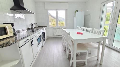 virtuve, Casa renovada con chill out en Espinosa in Espinosa de los Monteros