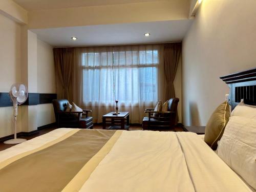 Deluxe Double Room image 6